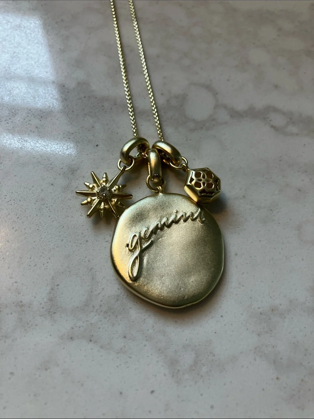 Kendra Scott Gemini Zodiac Charm Necklace Set - Gold (Never Worn) - Picture 3 of 8